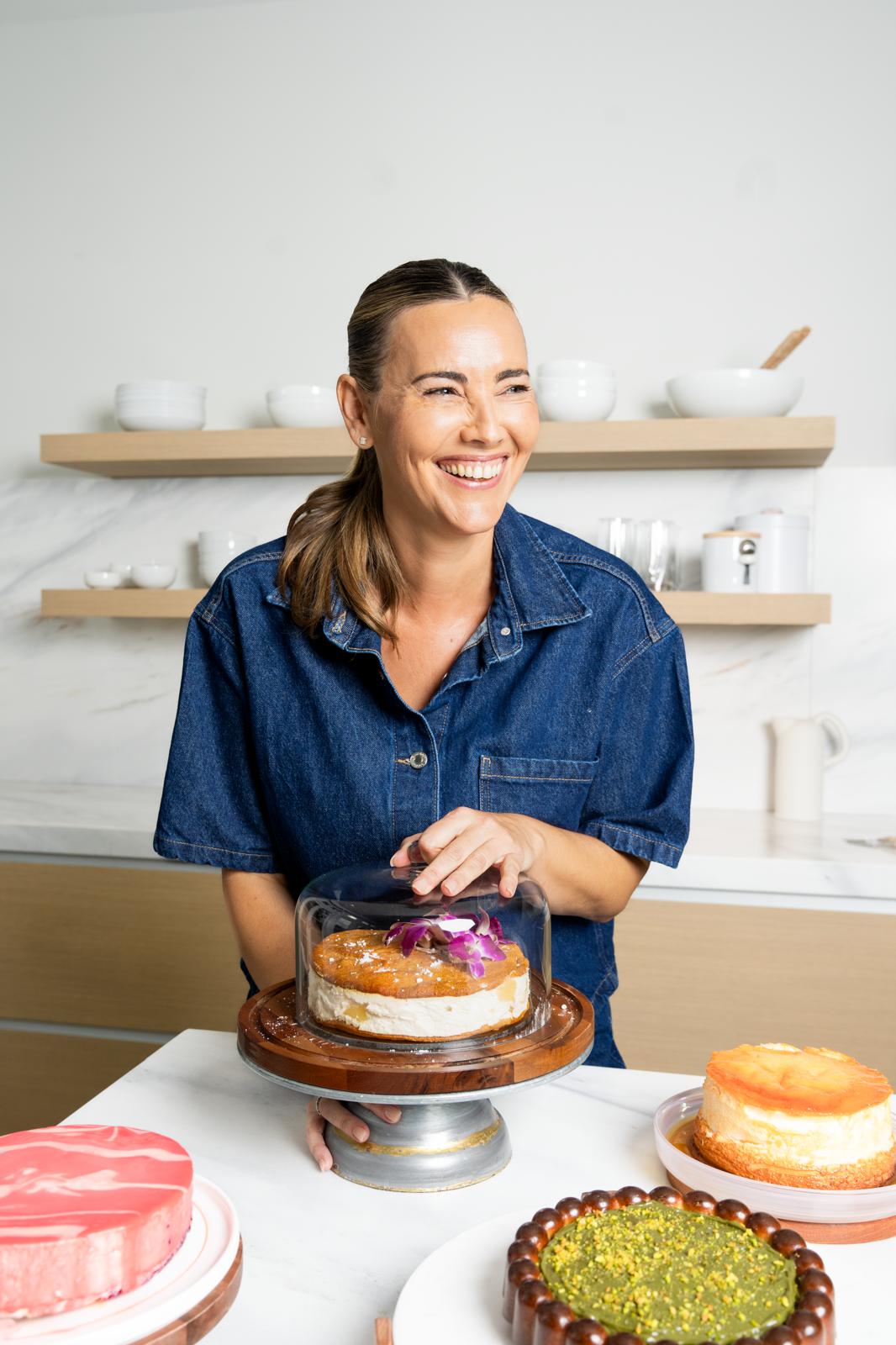 Raquel en su cocina con sus tartas sin azúcar
